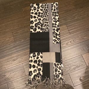 Printed scarf NWT